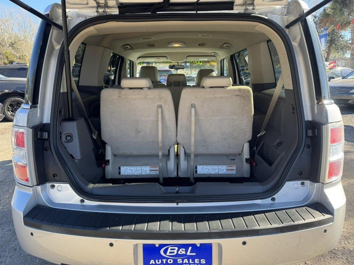 2011 Silver /Grey Ford Flex (2FMGK5CC3BB) with an 3.5l V6 SFI Dohc 24v 3.5l engine, Automatic transmission, located at 745 East Steele Rd., West Columbia, SC, 29170, (803) 755-9148, 33.927212, -81.148483 - Photo#27