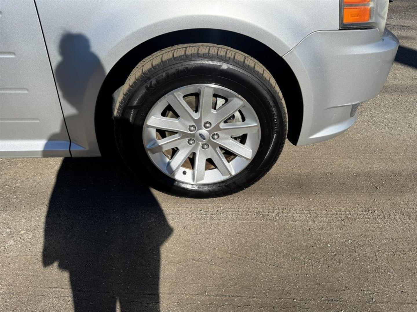 2011 Silver /Grey Ford Flex (2FMGK5CC3BB) with an 3.5l V6 SFI Dohc 24v 3.5l engine, Automatic transmission, located at 745 East Steele Rd., West Columbia, SC, 29170, (803) 755-9148, 33.927212, -81.148483 - Photo#30