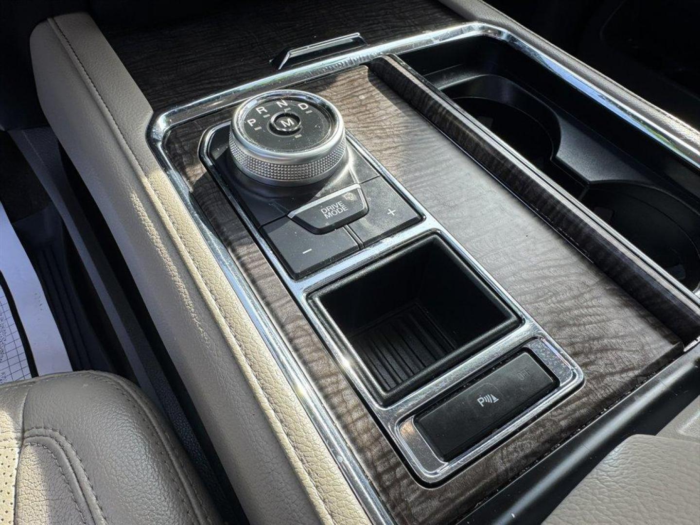 2019 Black /Grey Ford Expedition (1FMJU1KT2KE) with an 3.5l V6 DI T/C Ecoboost 3 engine, Automatic transmission, located at 745 East Steele Rd., West Columbia, SC, 29170, (803) 755-9148, 33.927212, -81.148483 - Photo#17