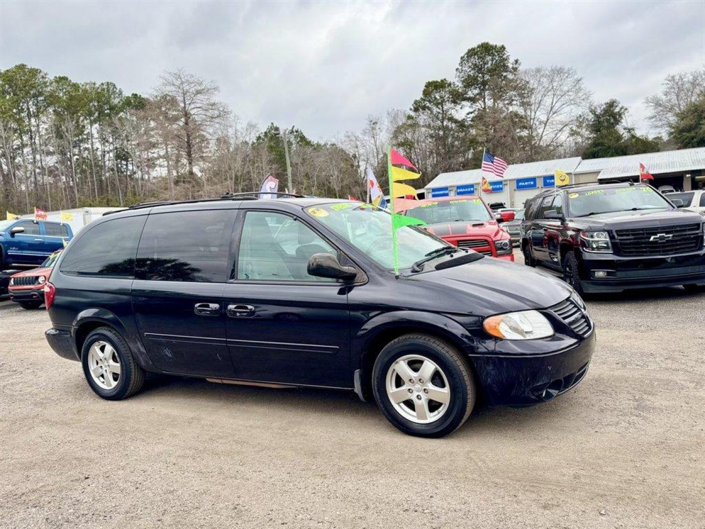 2005 Blue /Grey Dodge Grand Caravan (2D8GP44L15R) with an 3.8l V6 MPI 3.8l engine, Automatic transmission, located at 745 East Steele Rd., West Columbia, SC, 29170, (803) 755-9148, 33.927212, -81.148483 - Photo#2