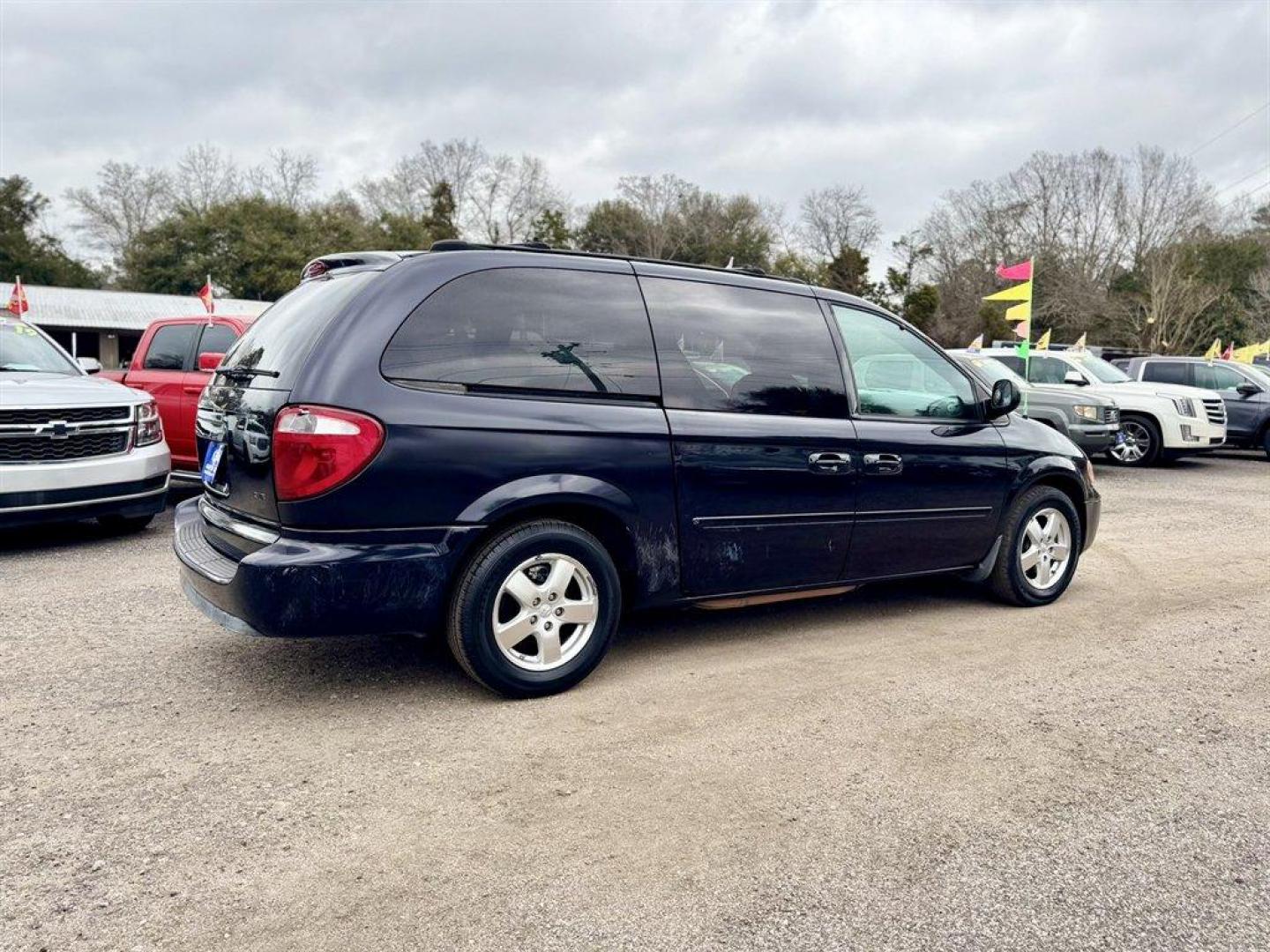 2005 Blue /Grey Dodge Grand Caravan (2D8GP44L15R) with an 3.8l V6 MPI 3.8l engine, Automatic transmission, located at 745 East Steele Rd., West Columbia, SC, 29170, (803) 755-9148, 33.927212, -81.148483 - Photo#3