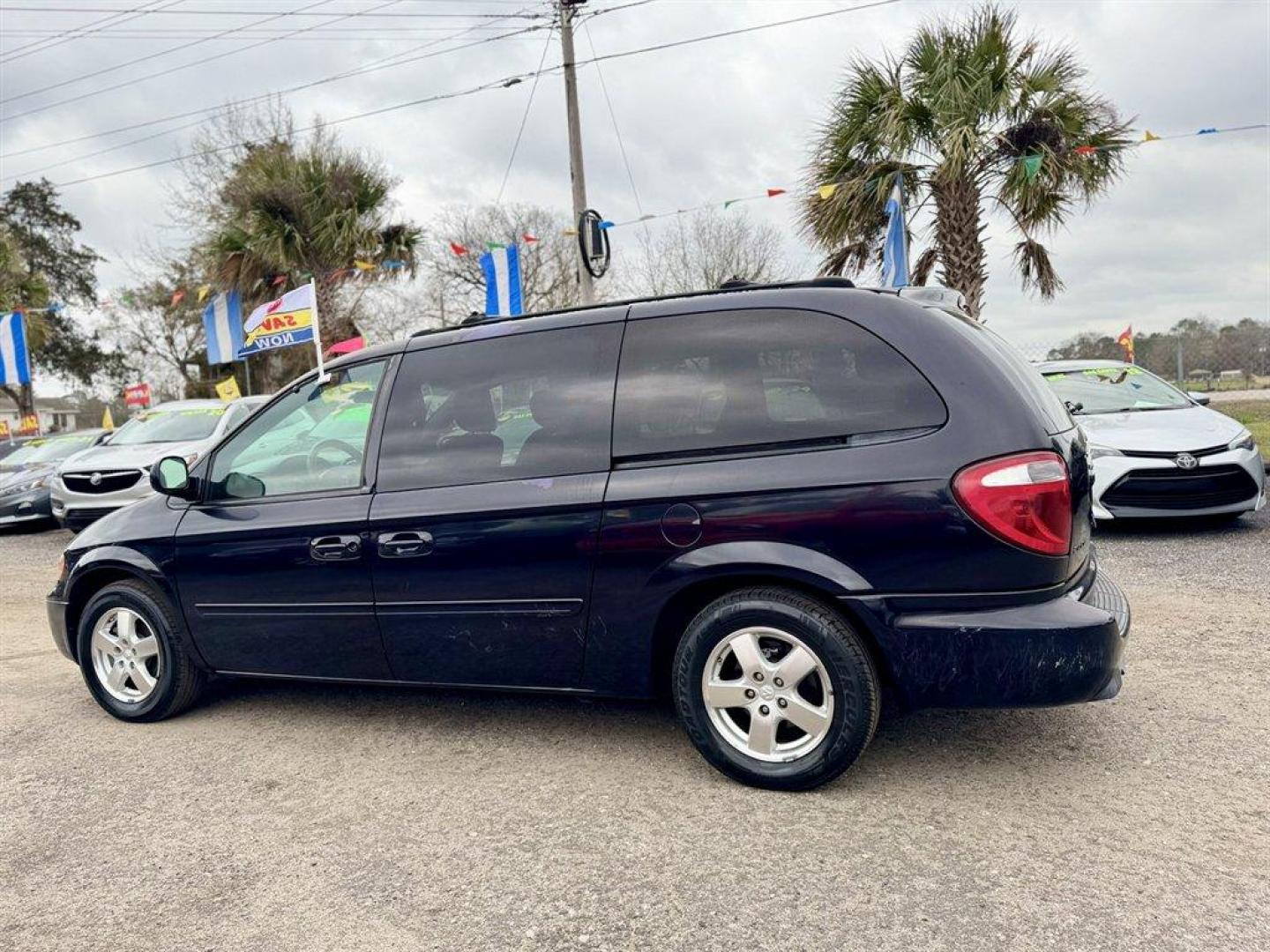 2005 Blue /Grey Dodge Grand Caravan (2D8GP44L15R) with an 3.8l V6 MPI 3.8l engine, Automatic transmission, located at 745 East Steele Rd., West Columbia, SC, 29170, (803) 755-9148, 33.927212, -81.148483 - Photo#5