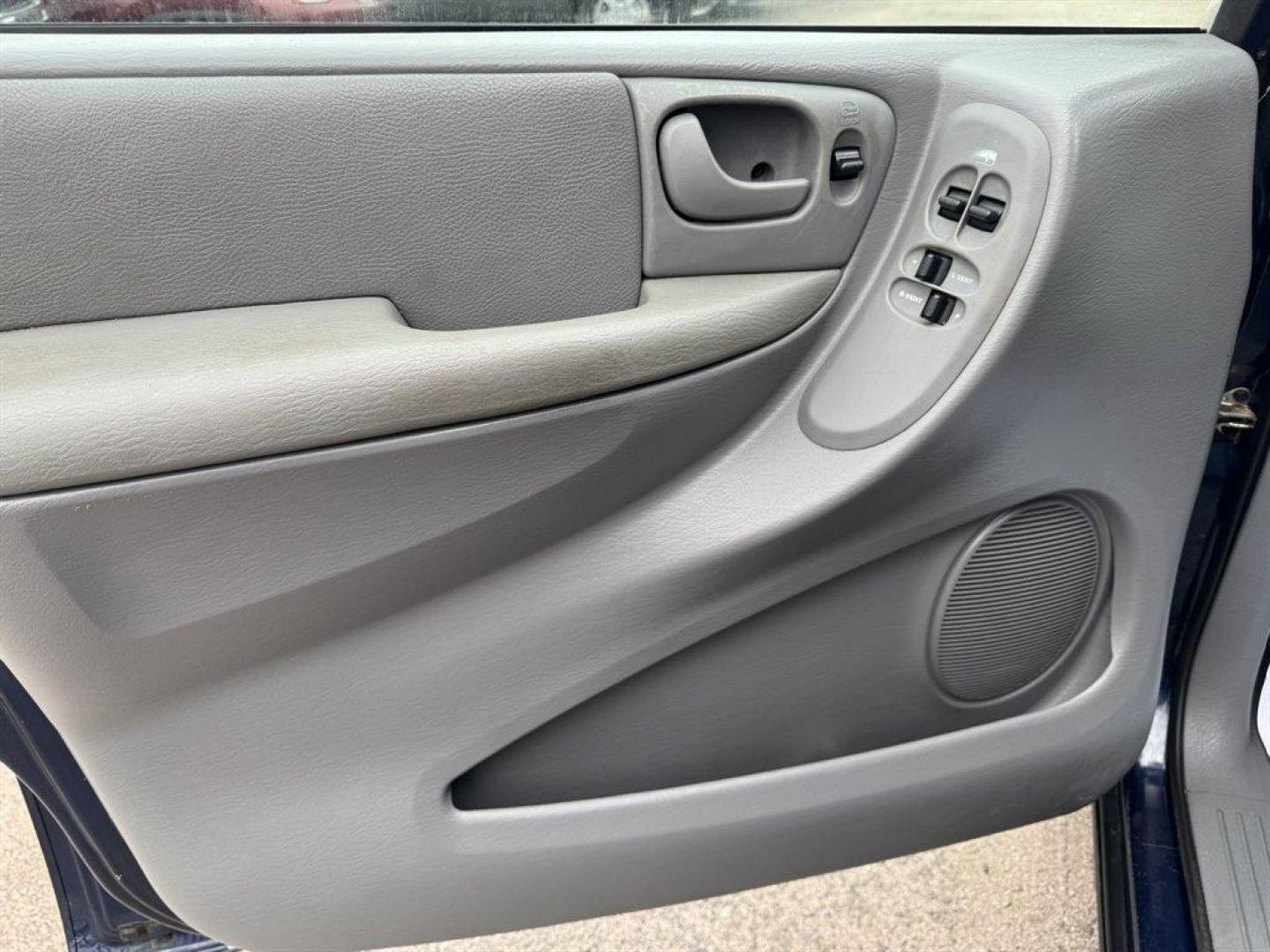 2005 Blue /Grey Dodge Grand Caravan (2D8GP44L15R) with an 3.8l V6 MPI 3.8l engine, Automatic transmission, located at 745 East Steele Rd., West Columbia, SC, 29170, (803) 755-9148, 33.927212, -81.148483 - Photo#16