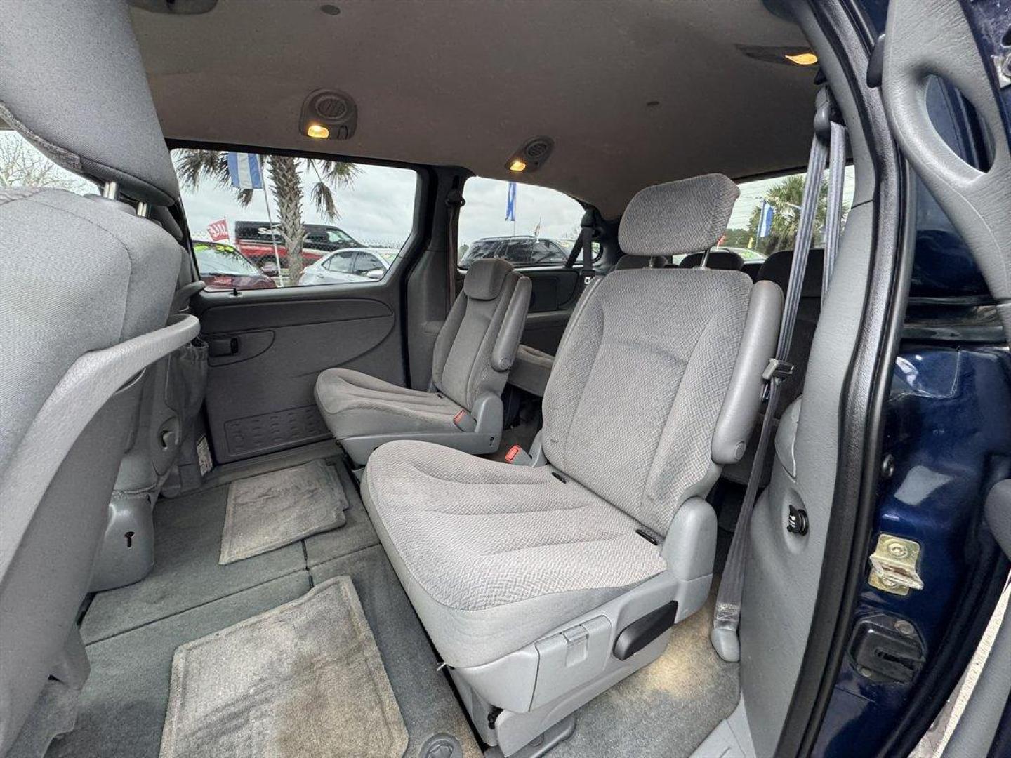 2005 Blue /Grey Dodge Grand Caravan (2D8GP44L15R) with an 3.8l V6 MPI 3.8l engine, Automatic transmission, located at 745 East Steele Rd., West Columbia, SC, 29170, (803) 755-9148, 33.927212, -81.148483 - Photo#19