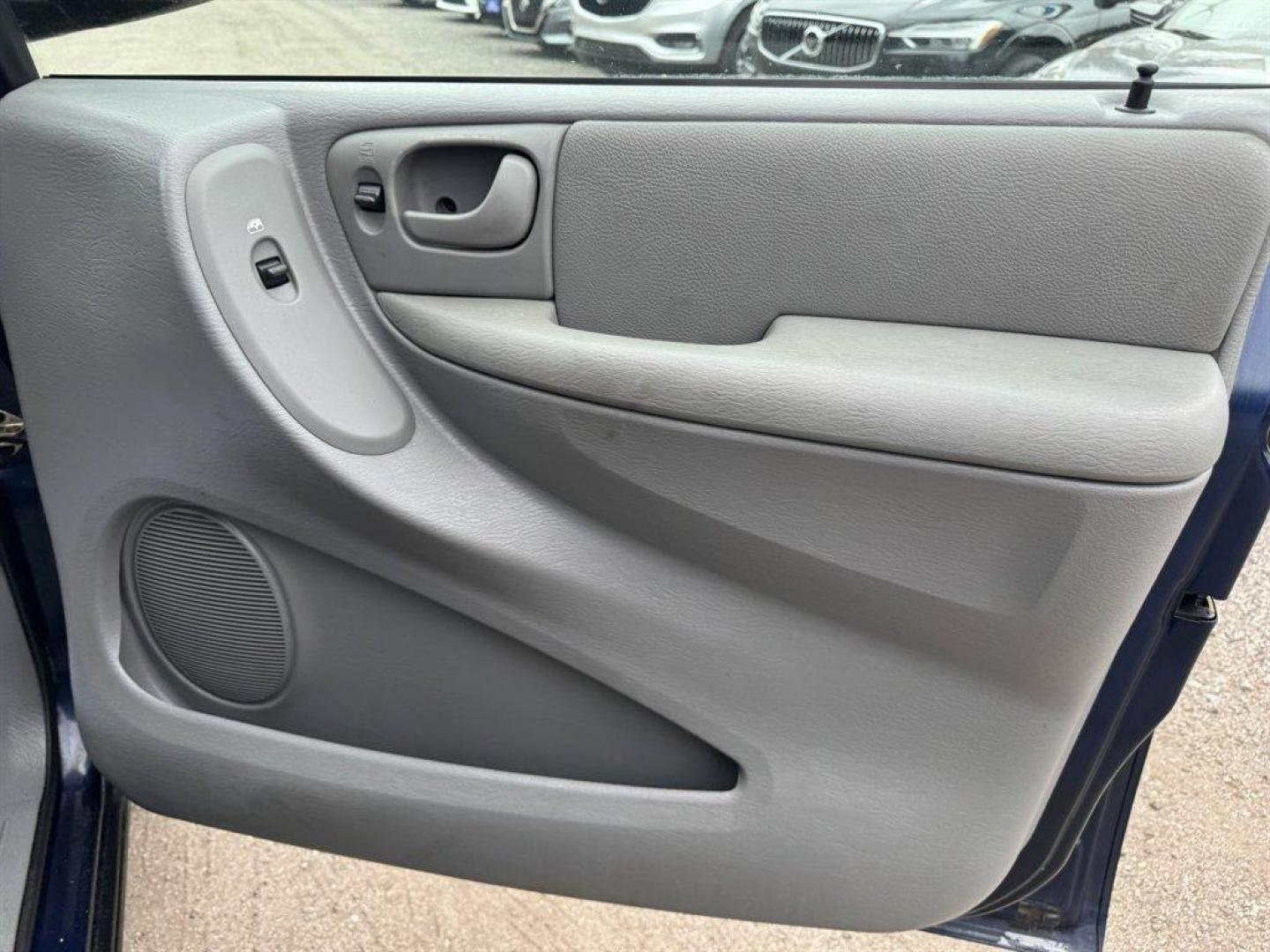 2005 Blue /Grey Dodge Grand Caravan (2D8GP44L15R) with an 3.8l V6 MPI 3.8l engine, Automatic transmission, located at 745 East Steele Rd., West Columbia, SC, 29170, (803) 755-9148, 33.927212, -81.148483 - Photo#22