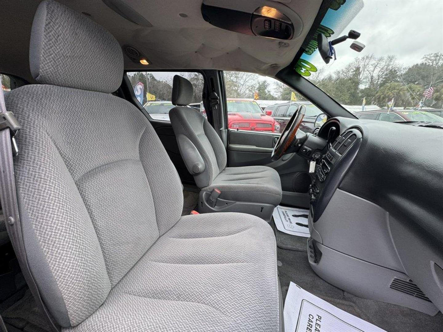 2005 Blue /Grey Dodge Grand Caravan (2D8GP44L15R) with an 3.8l V6 MPI 3.8l engine, Automatic transmission, located at 745 East Steele Rd., West Columbia, SC, 29170, (803) 755-9148, 33.927212, -81.148483 - Photo#23