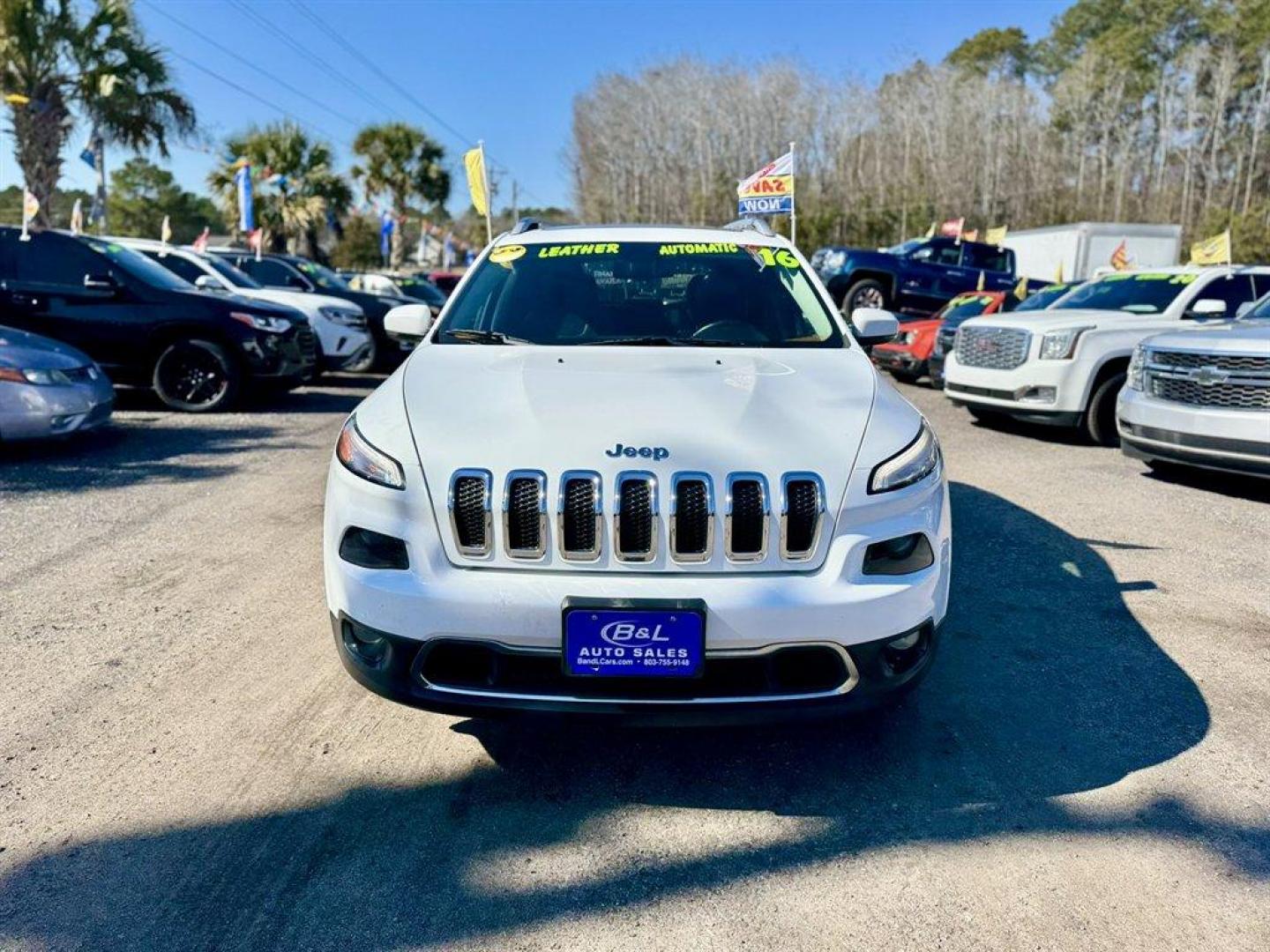 2016 White /Black Jeep Cherokee (1C4PJMDS7GW) with an 3.2l V6 Smpi Dohc 3.2l engine, Automatic transmission, located at 745 East Steele Rd., West Columbia, SC, 29170, (803) 755-9148, 33.927212, -81.148483 - Photo#1