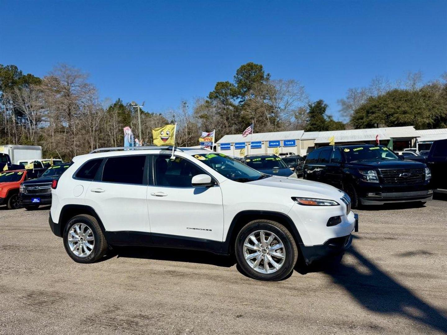 2016 White /Black Jeep Cherokee (1C4PJMDS7GW) with an 3.2l V6 Smpi Dohc 3.2l engine, Automatic transmission, located at 745 East Steele Rd., West Columbia, SC, 29170, (803) 755-9148, 33.927212, -81.148483 - Photo#2