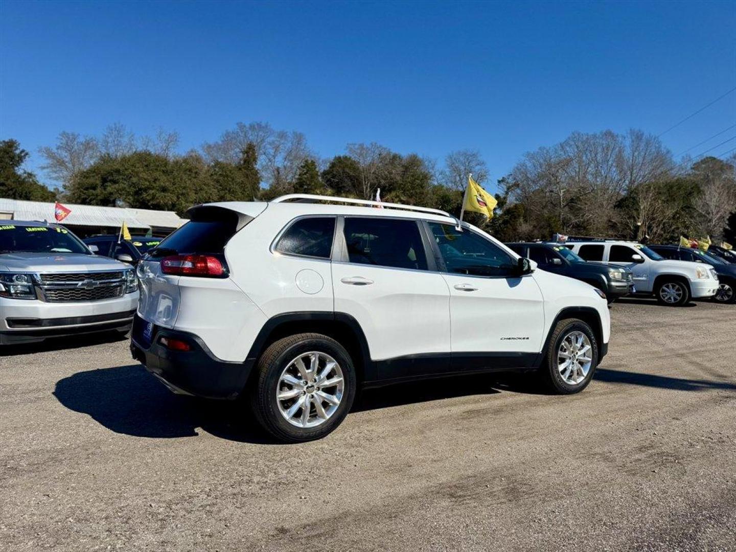 2016 White /Black Jeep Cherokee (1C4PJMDS7GW) with an 3.2l V6 Smpi Dohc 3.2l engine, Automatic transmission, located at 745 East Steele Rd., West Columbia, SC, 29170, (803) 755-9148, 33.927212, -81.148483 - Photo#3