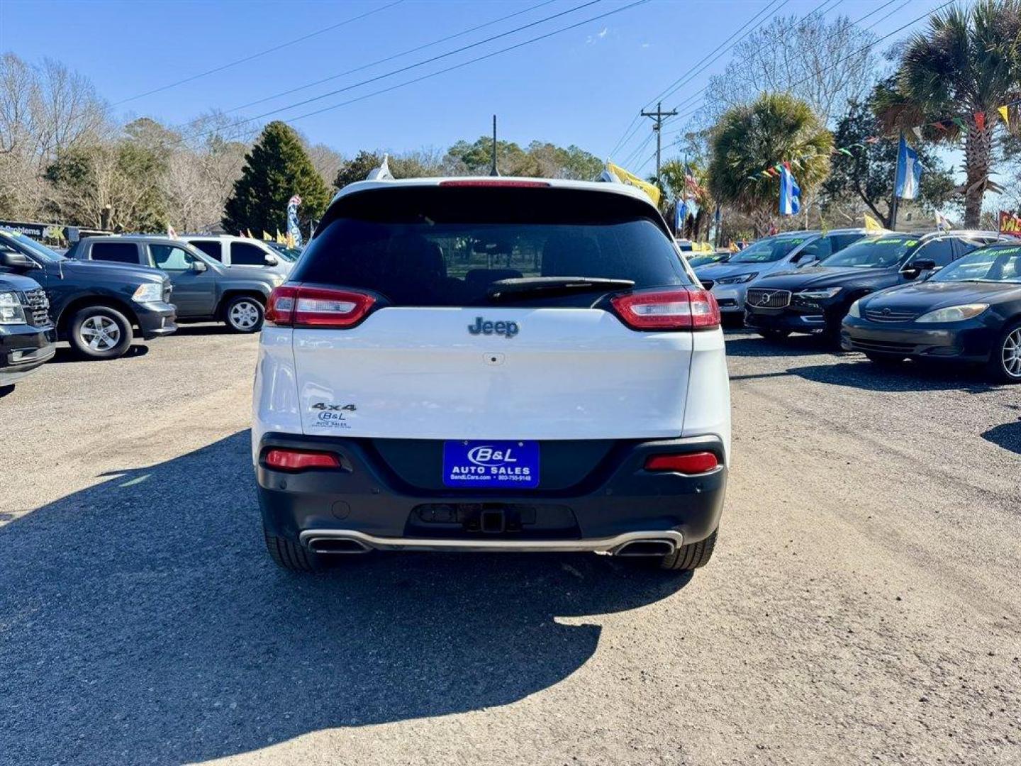 2016 White /Black Jeep Cherokee (1C4PJMDS7GW) with an 3.2l V6 Smpi Dohc 3.2l engine, Automatic transmission, located at 745 East Steele Rd., West Columbia, SC, 29170, (803) 755-9148, 33.927212, -81.148483 - Photo#4