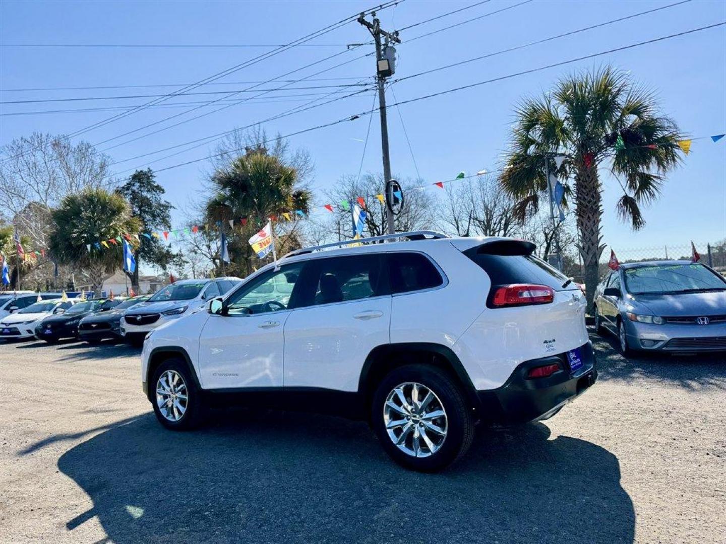 2016 White /Black Jeep Cherokee (1C4PJMDS7GW) with an 3.2l V6 Smpi Dohc 3.2l engine, Automatic transmission, located at 745 East Steele Rd., West Columbia, SC, 29170, (803) 755-9148, 33.927212, -81.148483 - Photo#5