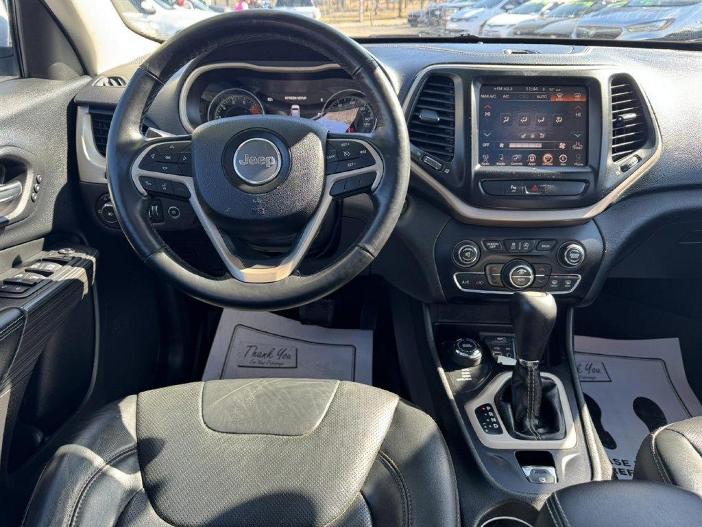2016 White /Black Jeep Cherokee (1C4PJMDS7GW) with an 3.2l V6 Smpi Dohc 3.2l engine, Automatic transmission, located at 745 East Steele Rd., West Columbia, SC, 29170, (803) 755-9148, 33.927212, -81.148483 - Photo#6
