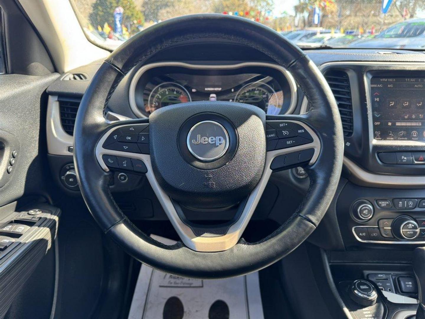 2016 White /Black Jeep Cherokee (1C4PJMDS7GW) with an 3.2l V6 Smpi Dohc 3.2l engine, Automatic transmission, located at 745 East Steele Rd., West Columbia, SC, 29170, (803) 755-9148, 33.927212, -81.148483 - Photo#7