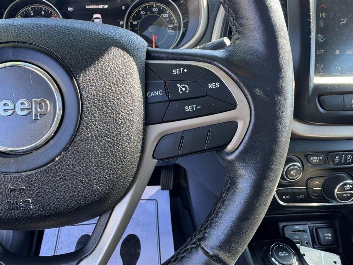 2016 White /Black Jeep Cherokee (1C4PJMDS7GW) with an 3.2l V6 Smpi Dohc 3.2l engine, Automatic transmission, located at 745 East Steele Rd., West Columbia, SC, 29170, (803) 755-9148, 33.927212, -81.148483 - Photo#9