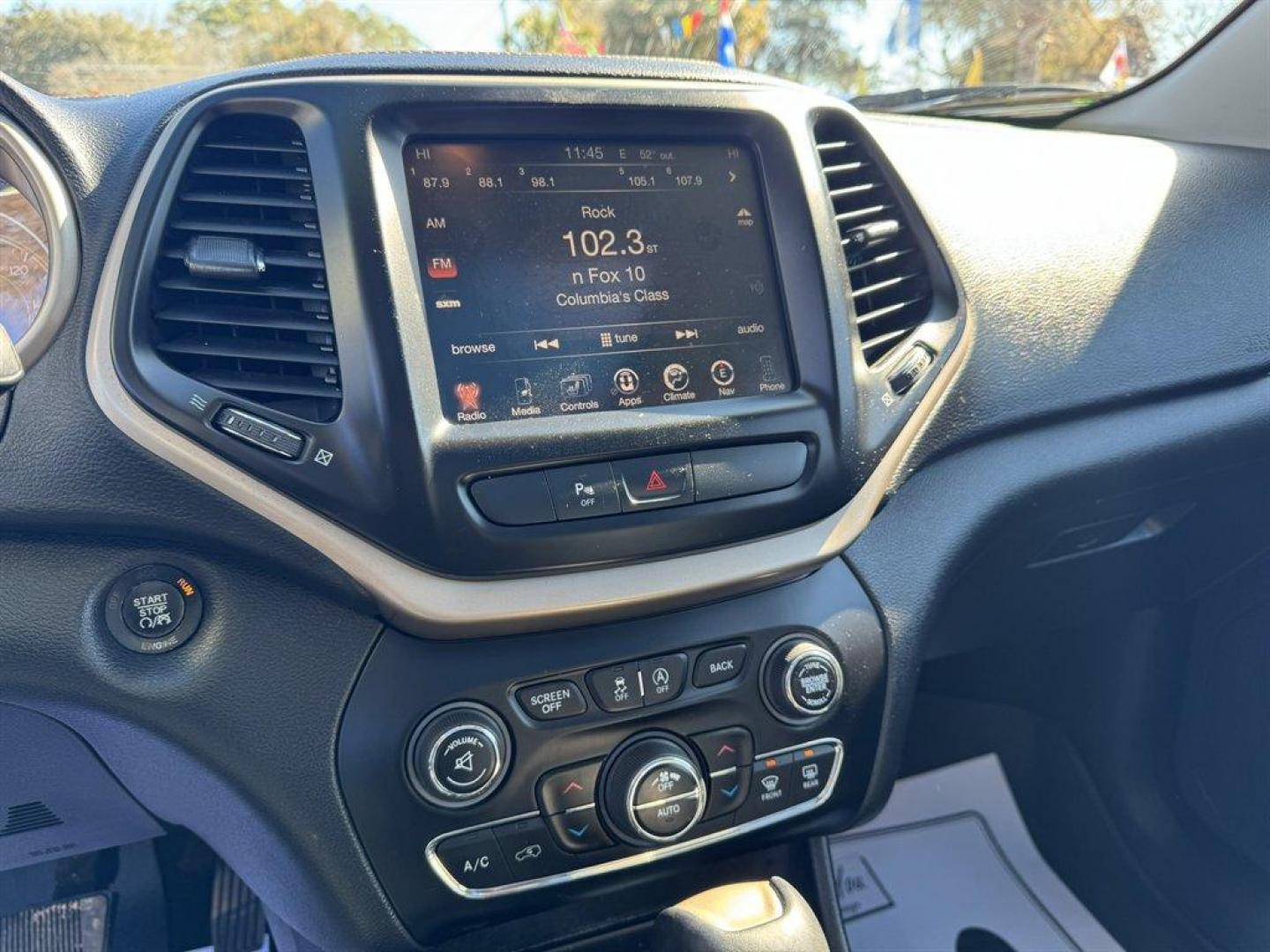 2016 White /Black Jeep Cherokee (1C4PJMDS7GW) with an 3.2l V6 Smpi Dohc 3.2l engine, Automatic transmission, located at 745 East Steele Rd., West Columbia, SC, 29170, (803) 755-9148, 33.927212, -81.148483 - Photo#12