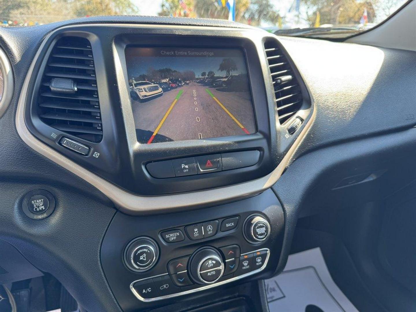 2016 White /Black Jeep Cherokee (1C4PJMDS7GW) with an 3.2l V6 Smpi Dohc 3.2l engine, Automatic transmission, located at 745 East Steele Rd., West Columbia, SC, 29170, (803) 755-9148, 33.927212, -81.148483 - Photo#13