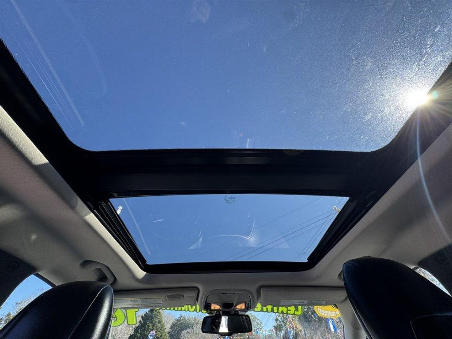 2016 White /Black Jeep Cherokee (1C4PJMDS7GW) with an 3.2l V6 Smpi Dohc 3.2l engine, Automatic transmission, located at 745 East Steele Rd., West Columbia, SC, 29170, (803) 755-9148, 33.927212, -81.148483 - Photo#17