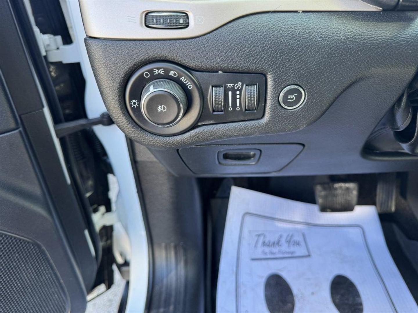 2016 White /Black Jeep Cherokee (1C4PJMDS7GW) with an 3.2l V6 Smpi Dohc 3.2l engine, Automatic transmission, located at 745 East Steele Rd., West Columbia, SC, 29170, (803) 755-9148, 33.927212, -81.148483 - Photo#18