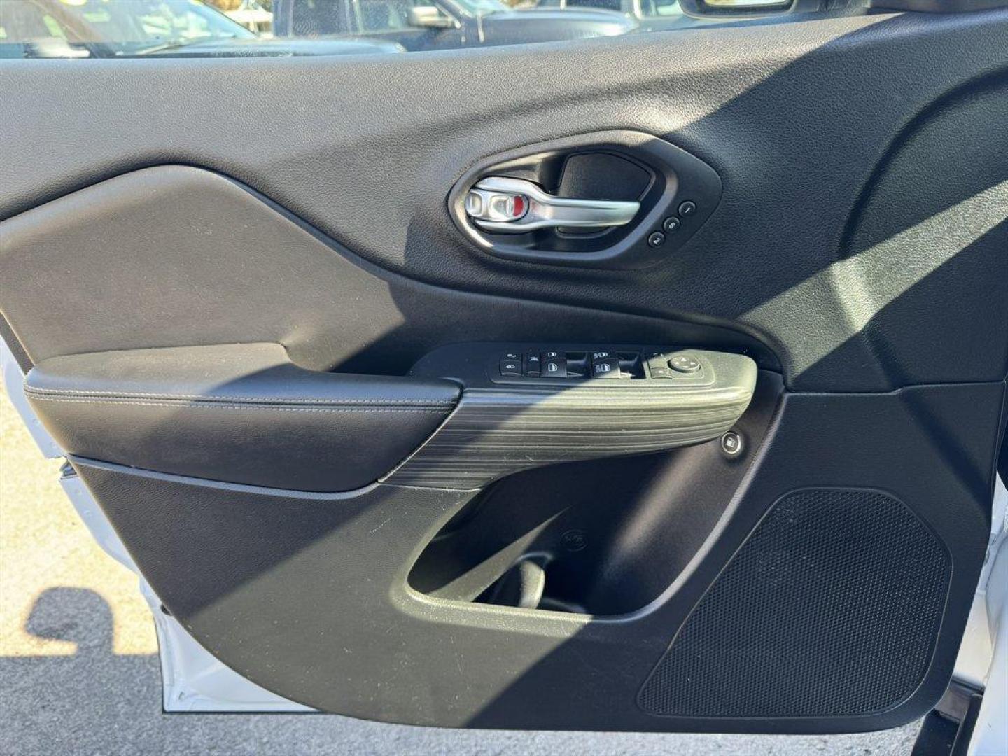 2016 White /Black Jeep Cherokee (1C4PJMDS7GW) with an 3.2l V6 Smpi Dohc 3.2l engine, Automatic transmission, located at 745 East Steele Rd., West Columbia, SC, 29170, (803) 755-9148, 33.927212, -81.148483 - Photo#19