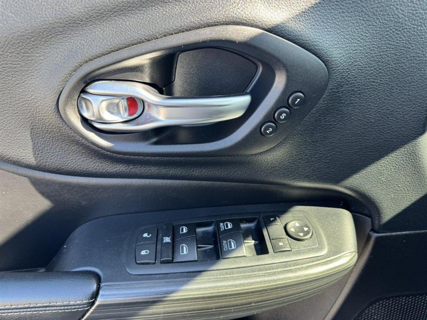 2016 White /Black Jeep Cherokee (1C4PJMDS7GW) with an 3.2l V6 Smpi Dohc 3.2l engine, Automatic transmission, located at 745 East Steele Rd., West Columbia, SC, 29170, (803) 755-9148, 33.927212, -81.148483 - Photo#20