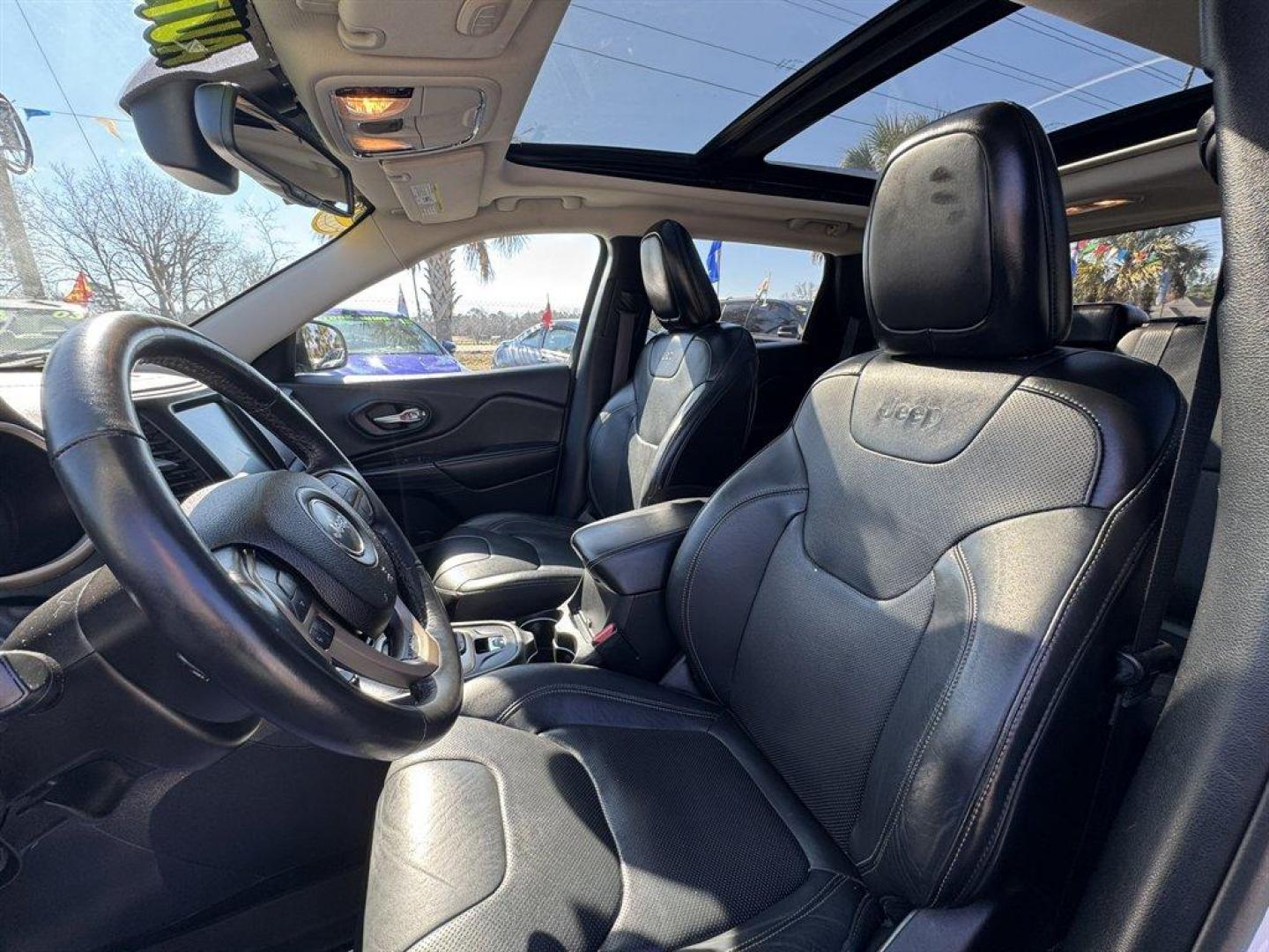 2016 White /Black Jeep Cherokee (1C4PJMDS7GW) with an 3.2l V6 Smpi Dohc 3.2l engine, Automatic transmission, located at 745 East Steele Rd., West Columbia, SC, 29170, (803) 755-9148, 33.927212, -81.148483 - Photo#21