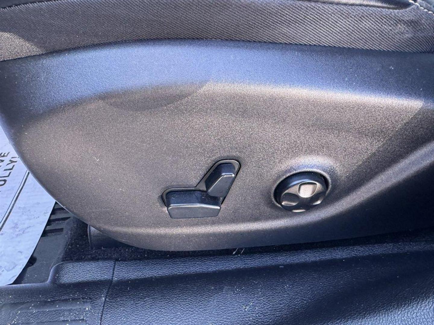 2016 White /Black Jeep Cherokee (1C4PJMDS7GW) with an 3.2l V6 Smpi Dohc 3.2l engine, Automatic transmission, located at 745 East Steele Rd., West Columbia, SC, 29170, (803) 755-9148, 33.927212, -81.148483 - Photo#22