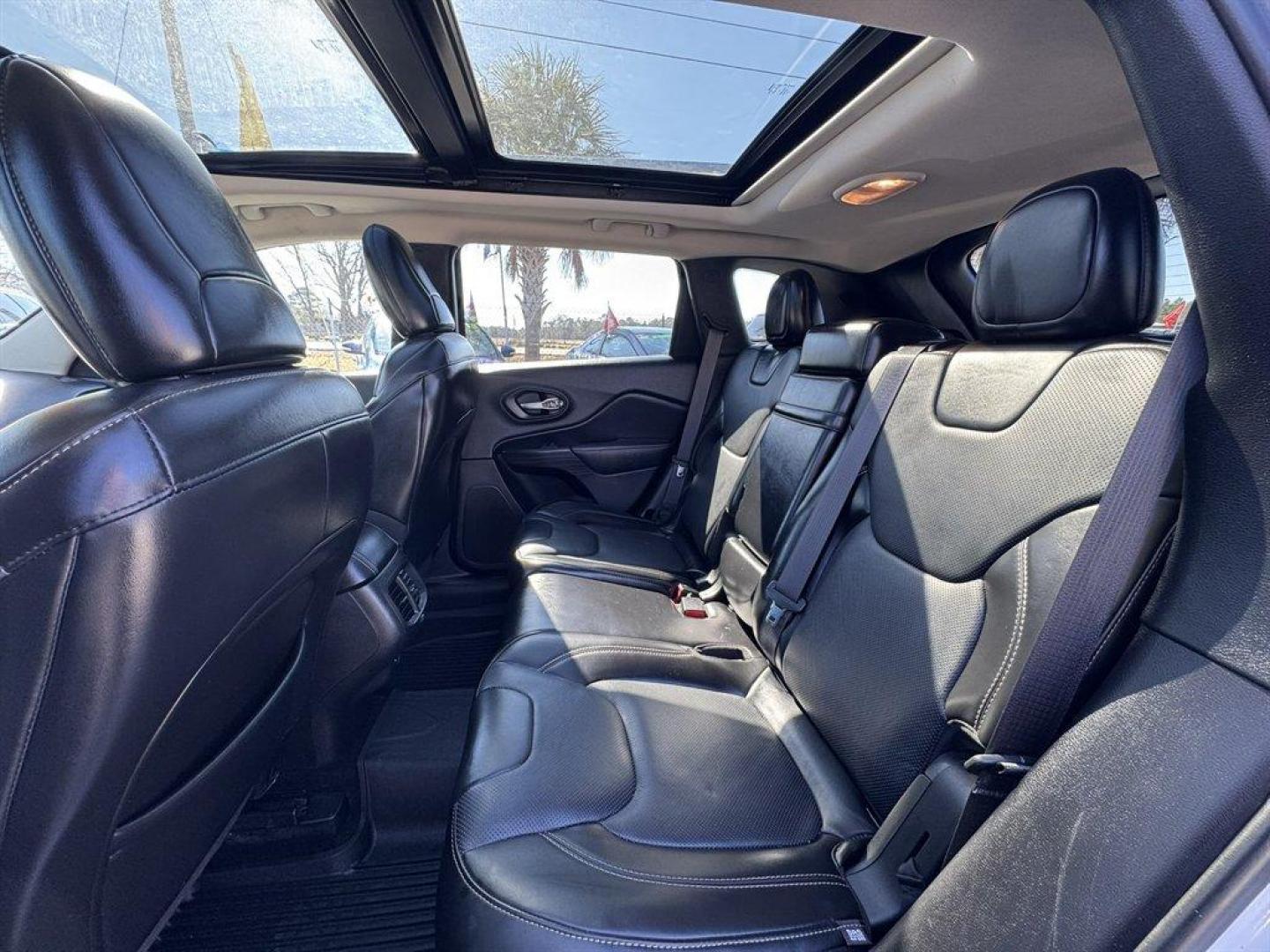 2016 White /Black Jeep Cherokee (1C4PJMDS7GW) with an 3.2l V6 Smpi Dohc 3.2l engine, Automatic transmission, located at 745 East Steele Rd., West Columbia, SC, 29170, (803) 755-9148, 33.927212, -81.148483 - Photo#24