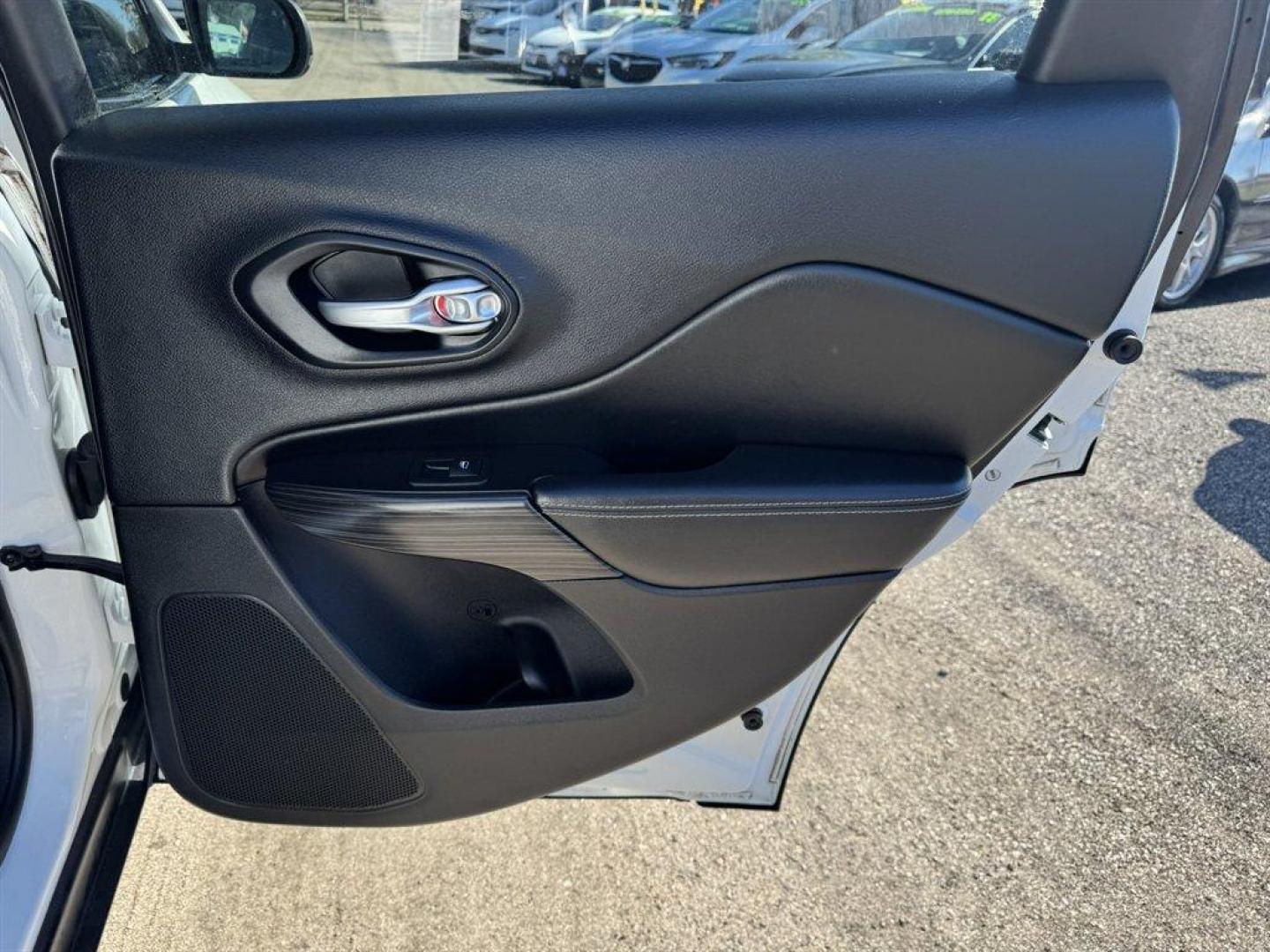 2016 White /Black Jeep Cherokee (1C4PJMDS7GW) with an 3.2l V6 Smpi Dohc 3.2l engine, Automatic transmission, located at 745 East Steele Rd., West Columbia, SC, 29170, (803) 755-9148, 33.927212, -81.148483 - Photo#25