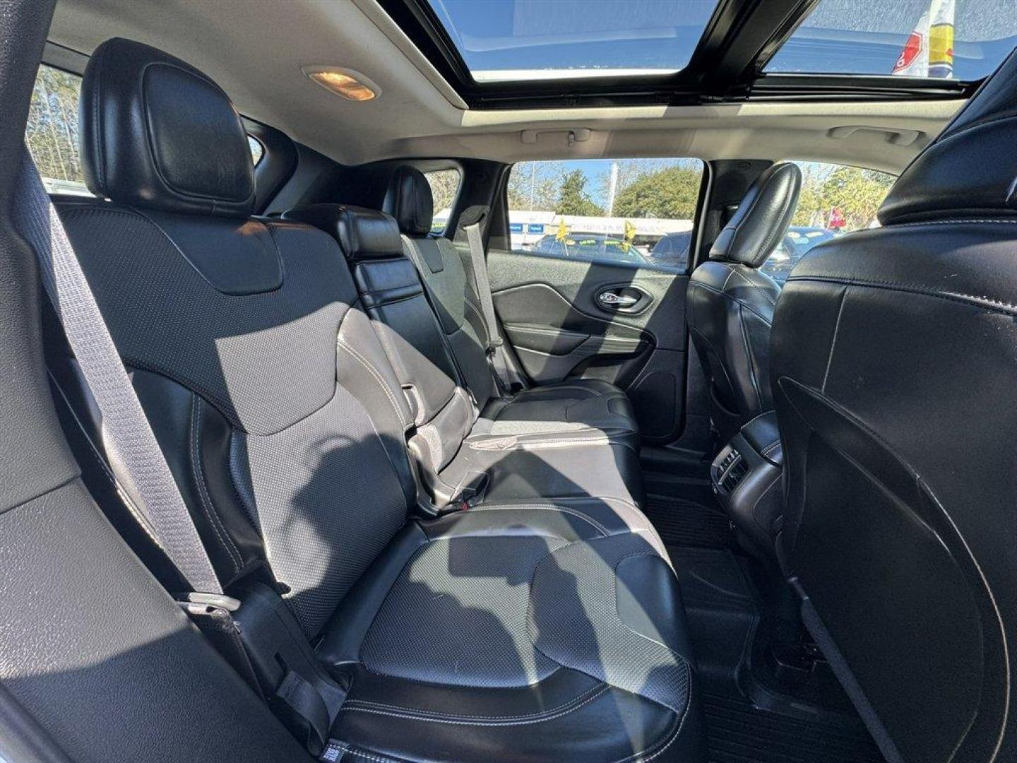 2016 White /Black Jeep Cherokee (1C4PJMDS7GW) with an 3.2l V6 Smpi Dohc 3.2l engine, Automatic transmission, located at 745 East Steele Rd., West Columbia, SC, 29170, (803) 755-9148, 33.927212, -81.148483 - Photo#26