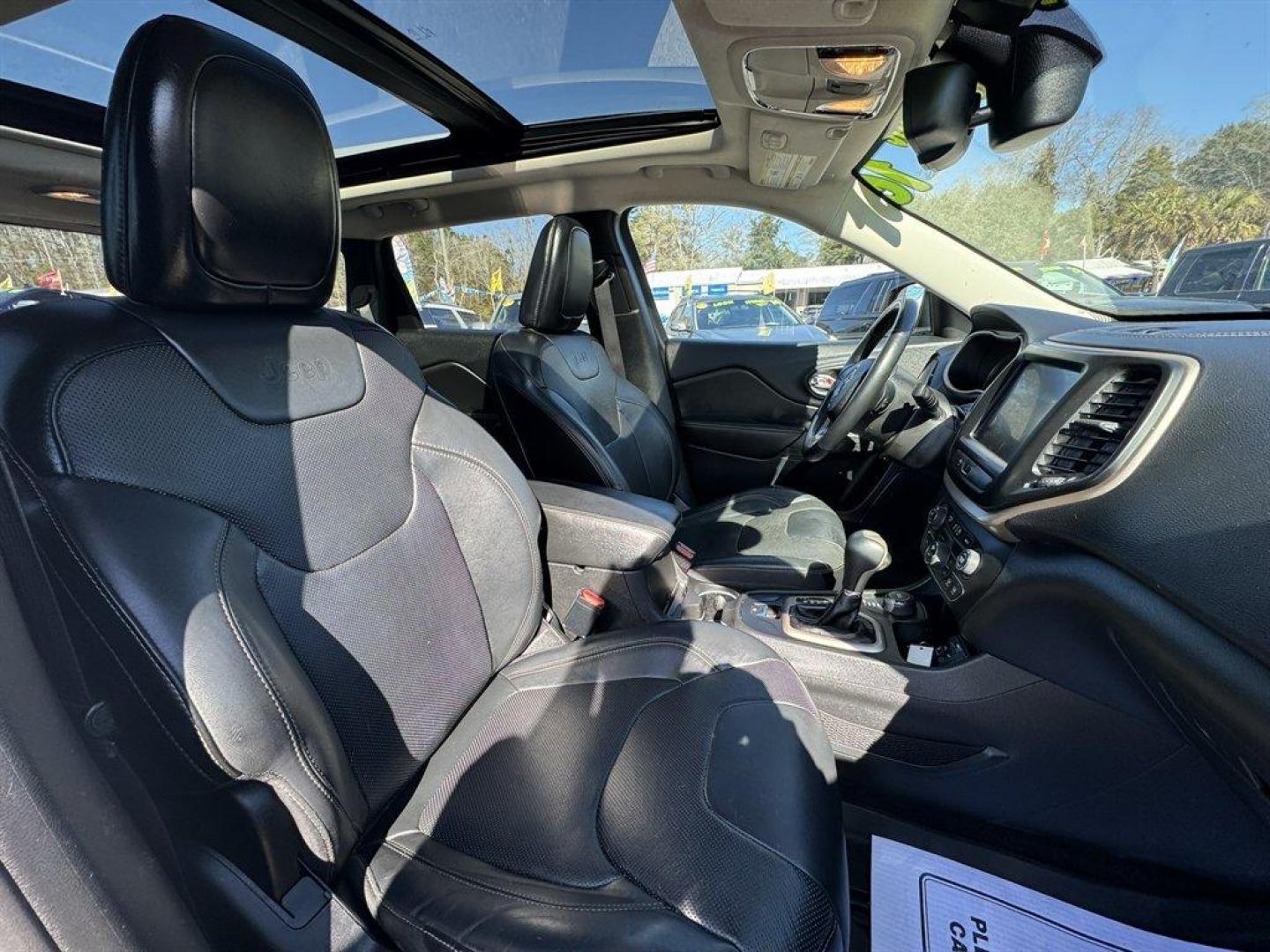 2016 White /Black Jeep Cherokee (1C4PJMDS7GW) with an 3.2l V6 Smpi Dohc 3.2l engine, Automatic transmission, located at 745 East Steele Rd., West Columbia, SC, 29170, (803) 755-9148, 33.927212, -81.148483 - Photo#28