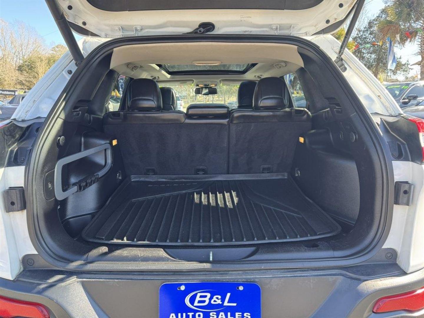 2016 White /Black Jeep Cherokee (1C4PJMDS7GW) with an 3.2l V6 Smpi Dohc 3.2l engine, Automatic transmission, located at 745 East Steele Rd., West Columbia, SC, 29170, (803) 755-9148, 33.927212, -81.148483 - Photo#29