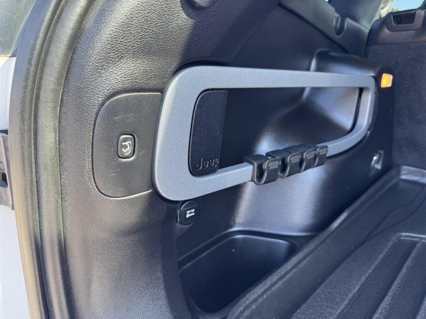 2016 White /Black Jeep Cherokee (1C4PJMDS7GW) with an 3.2l V6 Smpi Dohc 3.2l engine, Automatic transmission, located at 745 East Steele Rd., West Columbia, SC, 29170, (803) 755-9148, 33.927212, -81.148483 - Photo#30