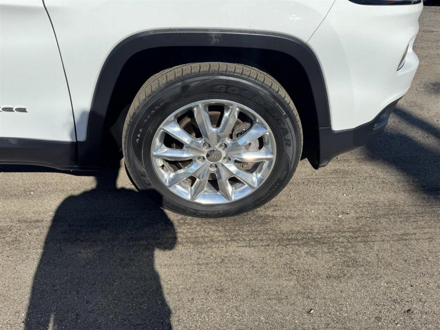 2016 White /Black Jeep Cherokee (1C4PJMDS7GW) with an 3.2l V6 Smpi Dohc 3.2l engine, Automatic transmission, located at 745 East Steele Rd., West Columbia, SC, 29170, (803) 755-9148, 33.927212, -81.148483 - Photo#32
