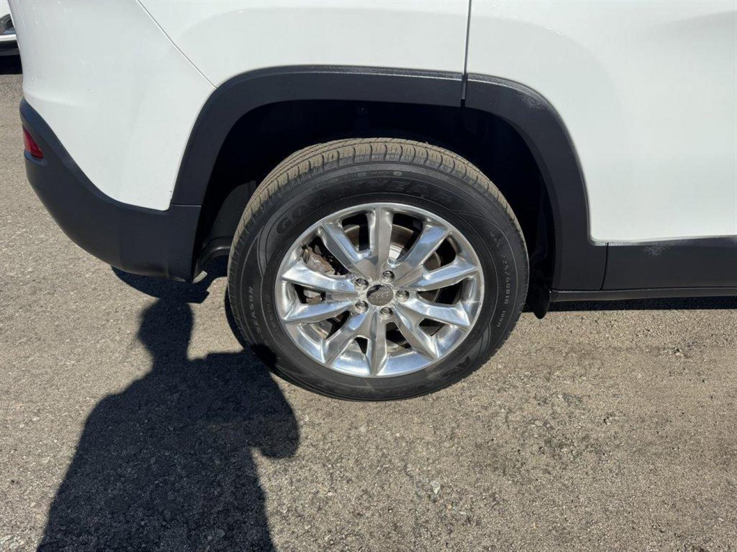 2016 White /Black Jeep Cherokee (1C4PJMDS7GW) with an 3.2l V6 Smpi Dohc 3.2l engine, Automatic transmission, located at 745 East Steele Rd., West Columbia, SC, 29170, (803) 755-9148, 33.927212, -81.148483 - Photo#33
