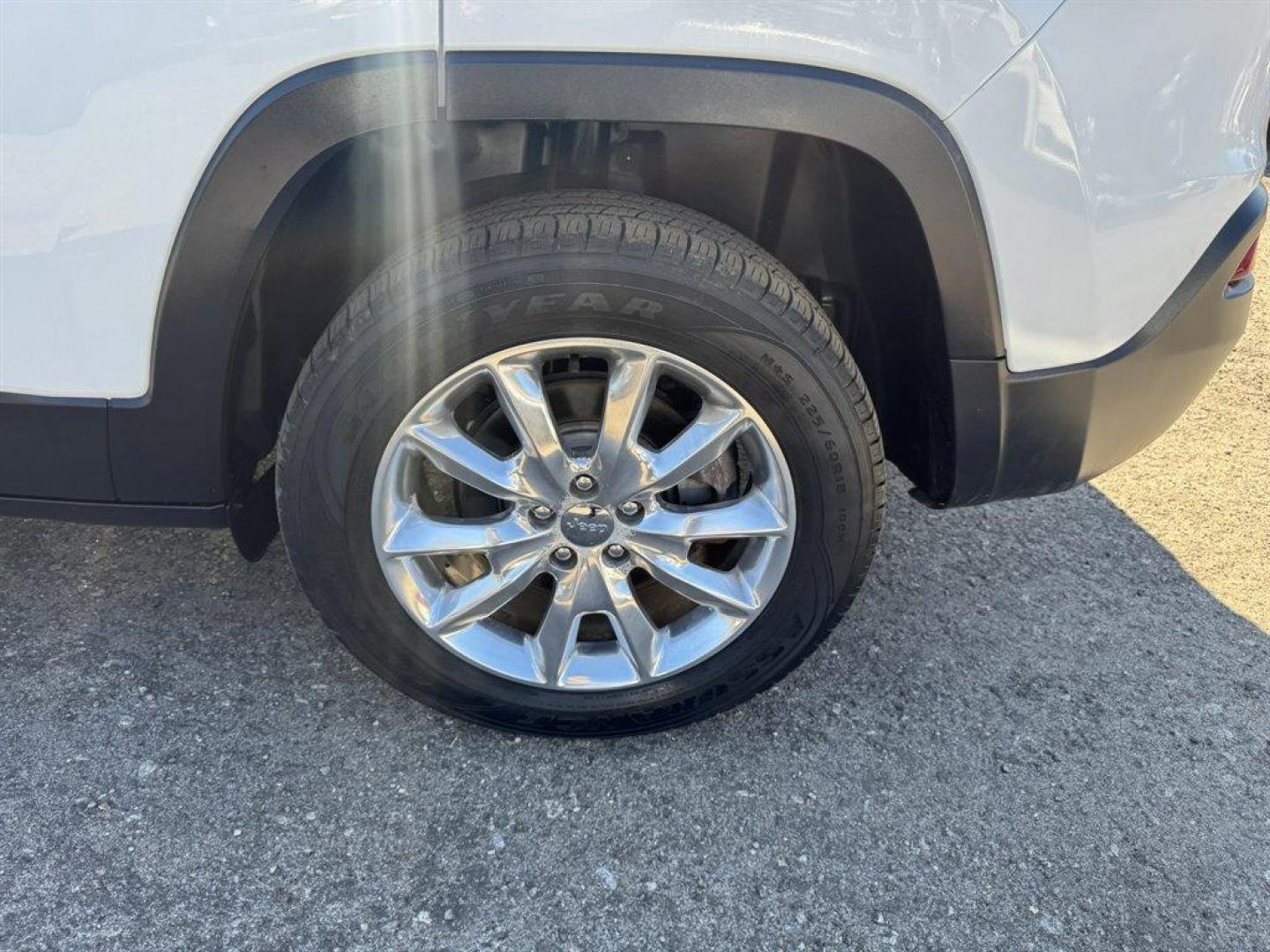 2016 White /Black Jeep Cherokee (1C4PJMDS7GW) with an 3.2l V6 Smpi Dohc 3.2l engine, Automatic transmission, located at 745 East Steele Rd., West Columbia, SC, 29170, (803) 755-9148, 33.927212, -81.148483 - Photo#34