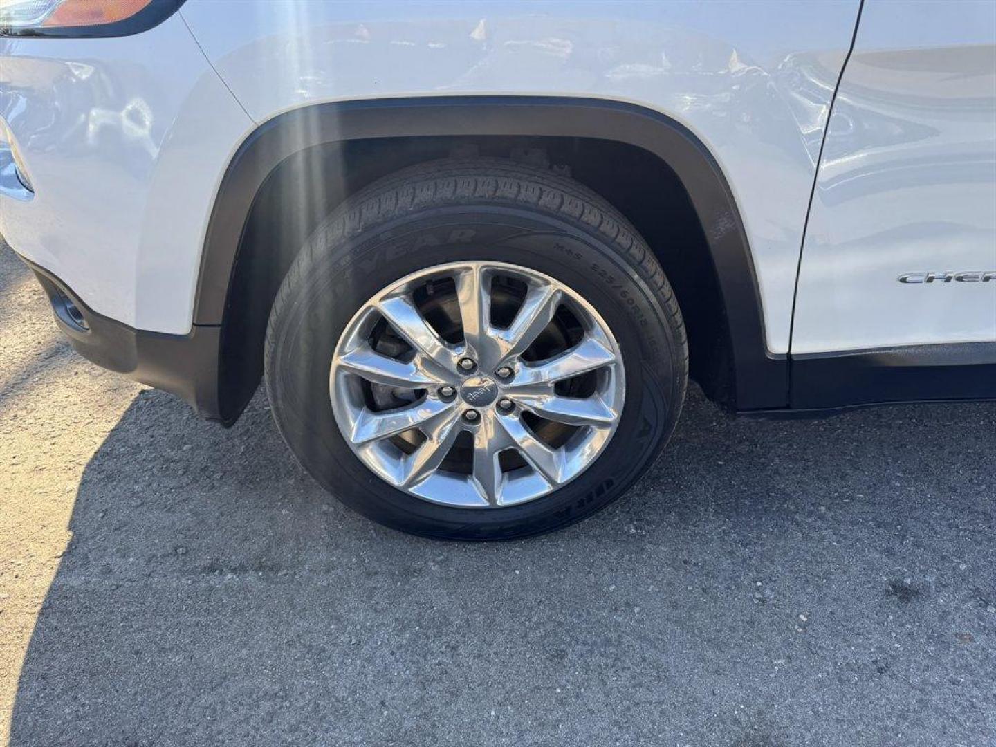 2016 White /Black Jeep Cherokee (1C4PJMDS7GW) with an 3.2l V6 Smpi Dohc 3.2l engine, Automatic transmission, located at 745 East Steele Rd., West Columbia, SC, 29170, (803) 755-9148, 33.927212, -81.148483 - Photo#35