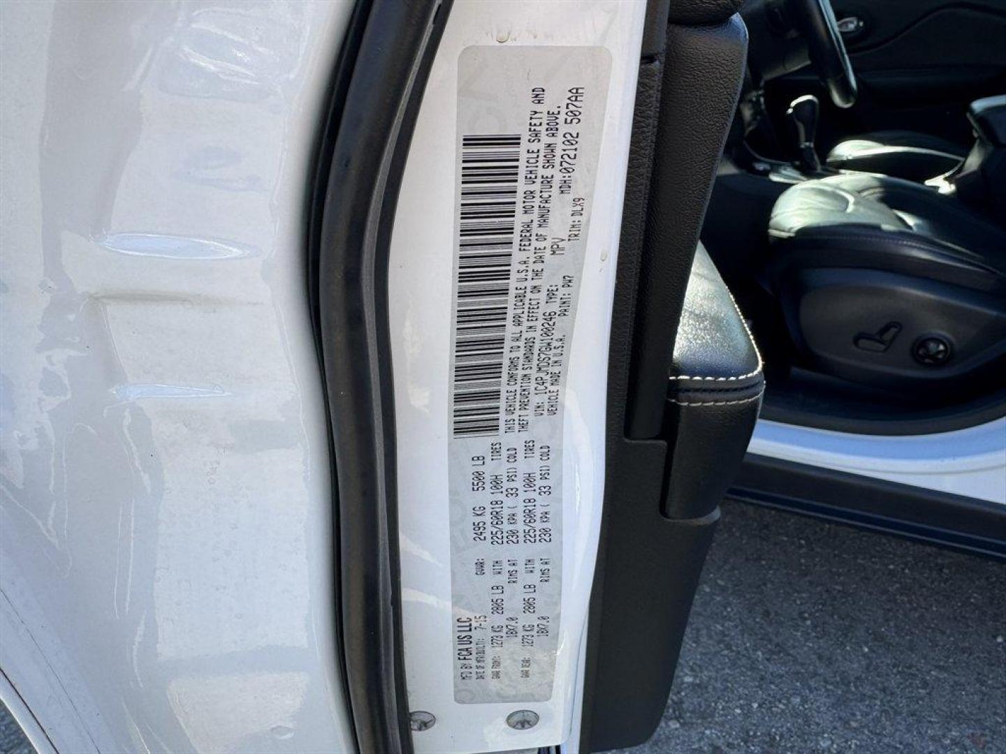 2016 White /Black Jeep Cherokee (1C4PJMDS7GW) with an 3.2l V6 Smpi Dohc 3.2l engine, Automatic transmission, located at 745 East Steele Rd., West Columbia, SC, 29170, (803) 755-9148, 33.927212, -81.148483 - Photo#36