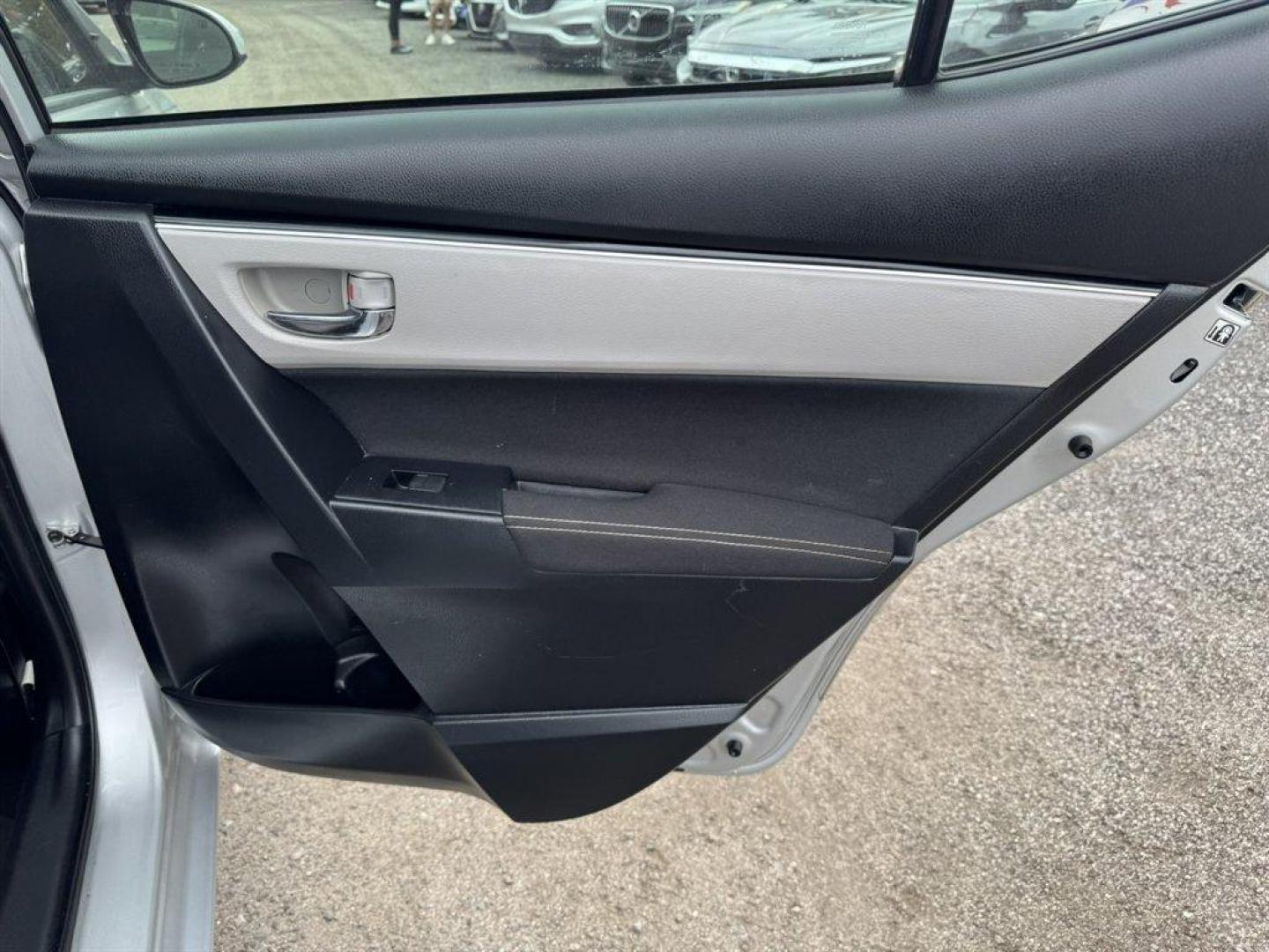 2018 Silver /Grey Toyota Corolla (5YFBURHE0JP) with an 1.8l I-4 EFI Dohc 1.8l engine, Automatic transmission, located at 745 East Steele Rd., West Columbia, SC, 29170, (803) 755-9148, 33.927212, -81.148483 - Photo#20