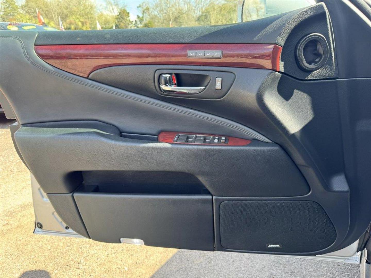 2010 Silver /Black Lexus LS 460 (JTHBL5EF4A5) with an 4.6l V8 SFI Dohc VVT-I 4. engine, Automatic transmission, located at 745 East Steele Rd., West Columbia, SC, 29170, (803) 755-9148, 33.927212, -81.148483 - Photo#19