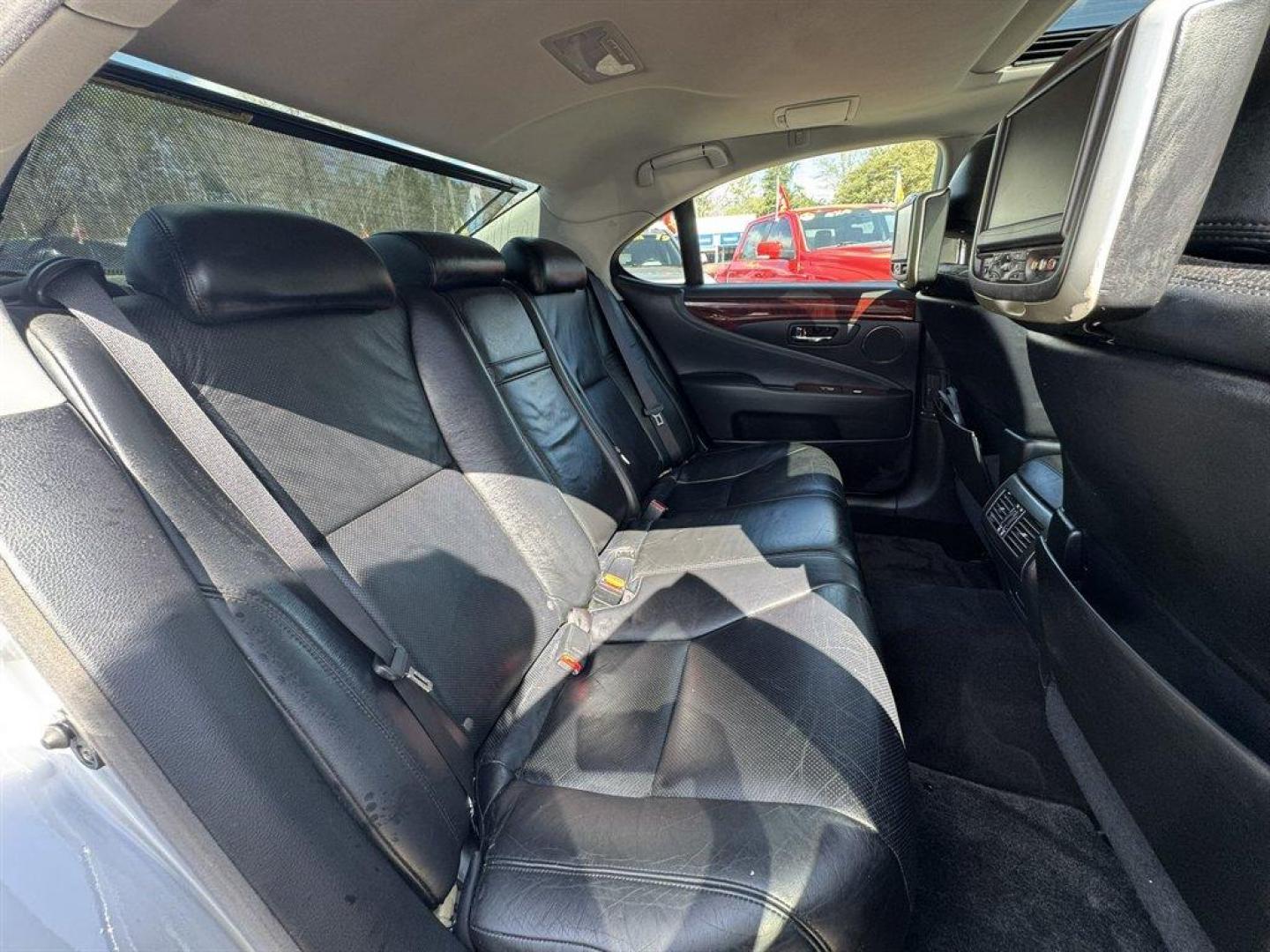 2010 Silver /Black Lexus LS 460 (JTHBL5EF4A5) with an 4.6l V8 SFI Dohc VVT-I 4. engine, Automatic transmission, located at 745 East Steele Rd., West Columbia, SC, 29170, (803) 755-9148, 33.927212, -81.148483 - Photo#27