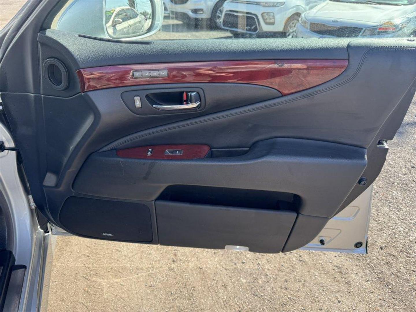 2010 Silver /Black Lexus LS 460 (JTHBL5EF4A5) with an 4.6l V8 SFI Dohc VVT-I 4. engine, Automatic transmission, located at 745 East Steele Rd., West Columbia, SC, 29170, (803) 755-9148, 33.927212, -81.148483 - Photo#29