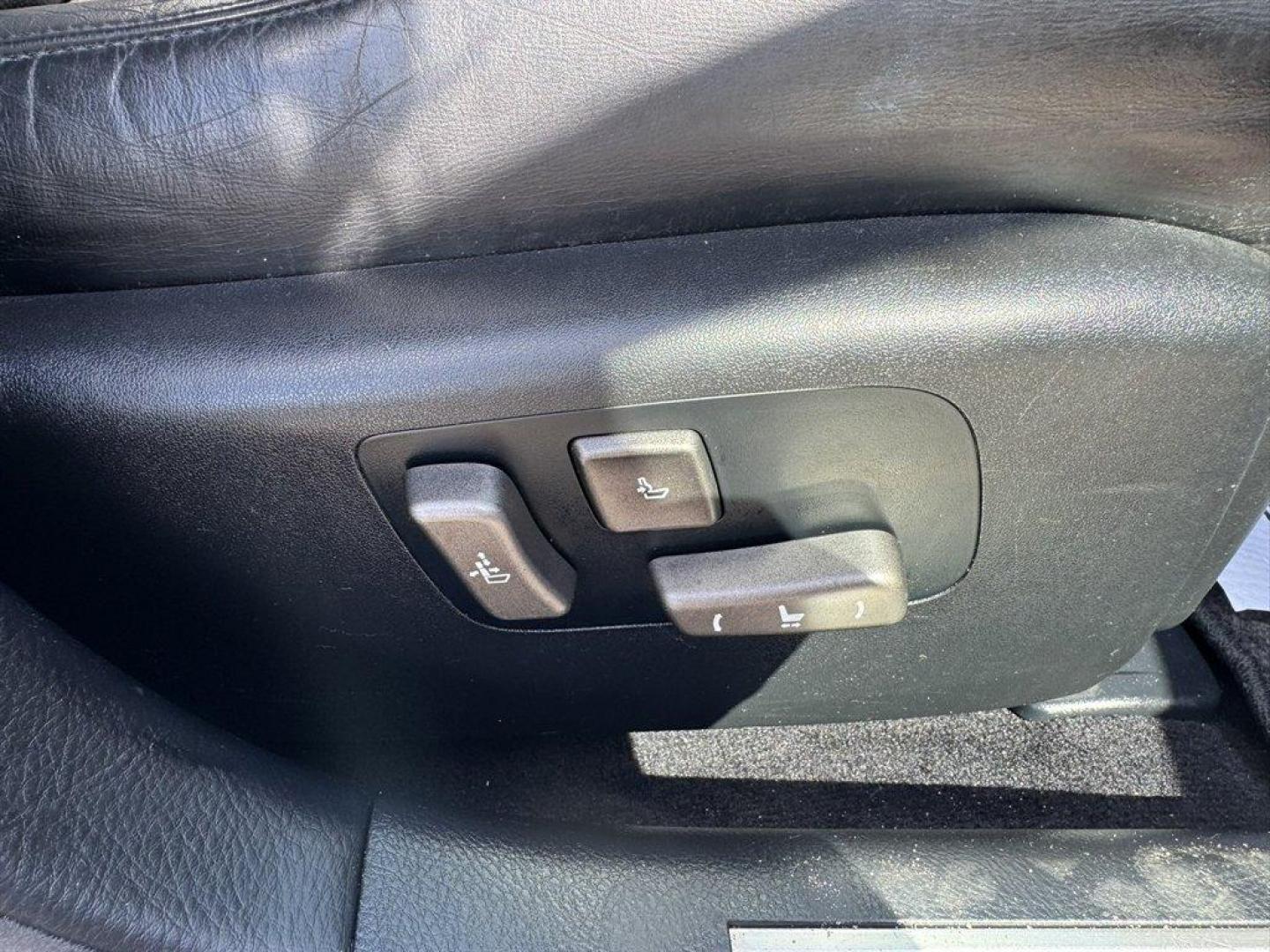 2010 Silver /Black Lexus LS 460 (JTHBL5EF4A5) with an 4.6l V8 SFI Dohc VVT-I 4. engine, Automatic transmission, located at 745 East Steele Rd., West Columbia, SC, 29170, (803) 755-9148, 33.927212, -81.148483 - Photo#31