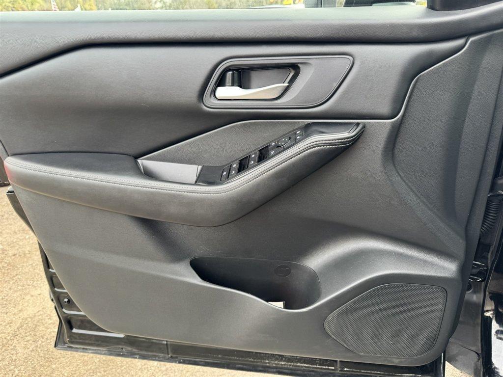 2024 Black /Grey Nissan Rogue (5N1BT3BB0RC) with an 1.5l I-3 DI Dohc T/C 1.5l engine, Automatic transmission, located at 745 East Steele Rd., West Columbia, SC, 29170, (803) 755-9148, 33.927212, -81.148483 - Photo#16