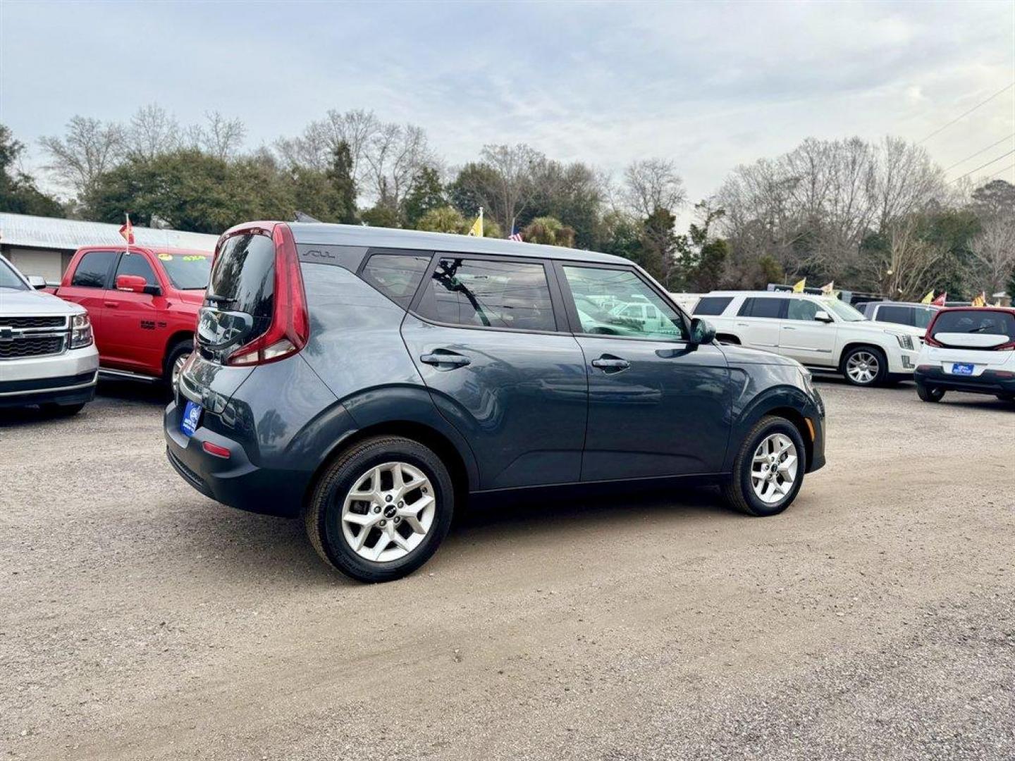 2022 Grey /Grey Kia Soul (KNDJ23AU0N7) with an 2.0l I-4 DI Dohc 2.0l engine, Automatic transmission, located at 745 East Steele Rd., West Columbia, SC, 29170, (803) 755-9148, 33.927212, -81.148483 - Photo#3