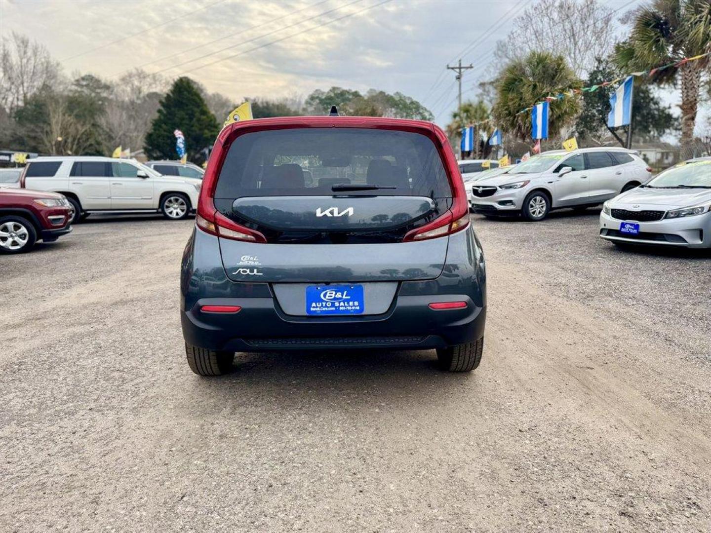 2022 Grey /Grey Kia Soul (KNDJ23AU0N7) with an 2.0l I-4 DI Dohc 2.0l engine, Automatic transmission, located at 745 East Steele Rd., West Columbia, SC, 29170, (803) 755-9148, 33.927212, -81.148483 - Photo#4