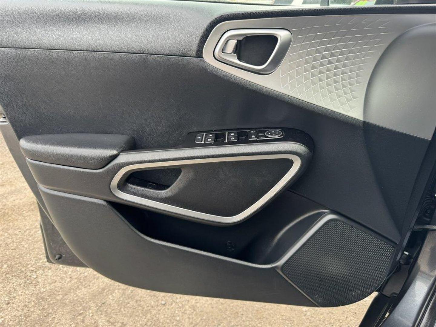 2022 Grey /Grey Kia Soul (KNDJ23AU0N7) with an 2.0l I-4 DI Dohc 2.0l engine, Automatic transmission, located at 745 East Steele Rd., West Columbia, SC, 29170, (803) 755-9148, 33.927212, -81.148483 - Photo#15