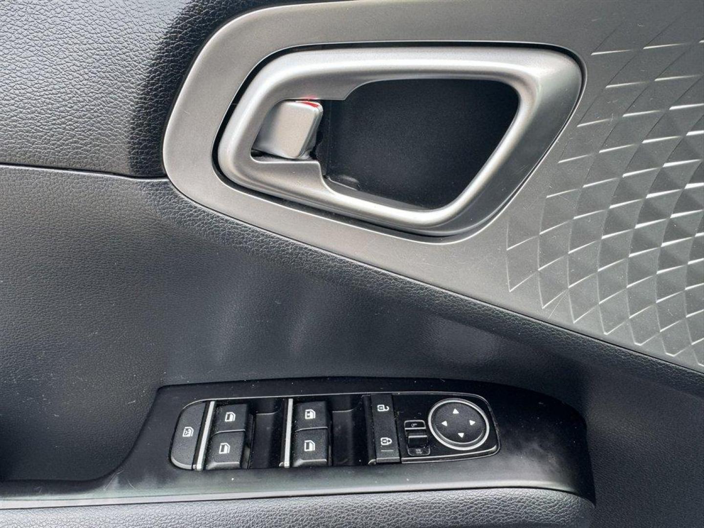 2022 Grey /Grey Kia Soul (KNDJ23AU0N7) with an 2.0l I-4 DI Dohc 2.0l engine, Automatic transmission, located at 745 East Steele Rd., West Columbia, SC, 29170, (803) 755-9148, 33.927212, -81.148483 - Photo#16