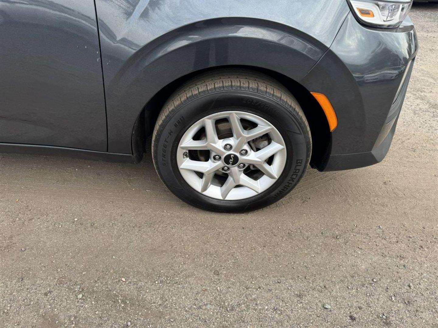 2022 Grey /Grey Kia Soul (KNDJ23AU0N7) with an 2.0l I-4 DI Dohc 2.0l engine, Automatic transmission, located at 745 East Steele Rd., West Columbia, SC, 29170, (803) 755-9148, 33.927212, -81.148483 - Photo#25