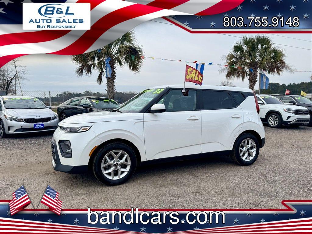 2022 White /Grey Kia Soul (KNDJ23AU2N7) with an 2.0l I-4 DI Dohc 2.0l engine, Automatic transmission, located at 745 East Steele Rd., West Columbia, SC, 29170, (803) 755-9148, 33.927212, -81.148483 - Photo#0