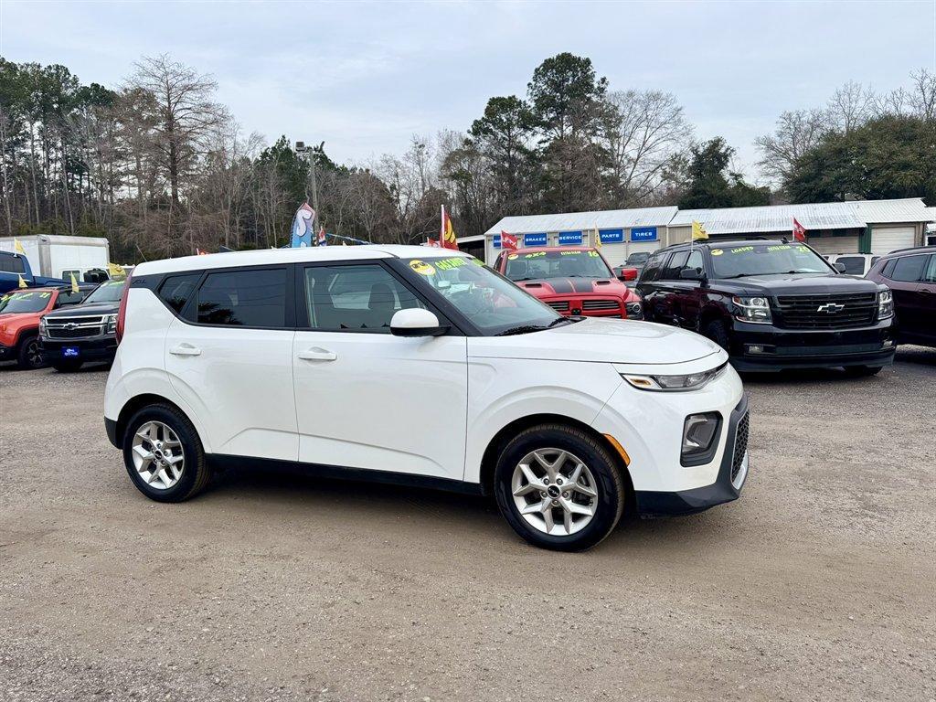 2022 White /Grey Kia Soul (KNDJ23AU2N7) with an 2.0l I-4 DI Dohc 2.0l engine, Automatic transmission, located at 745 East Steele Rd., West Columbia, SC, 29170, (803) 755-9148, 33.927212, -81.148483 - Photo#2